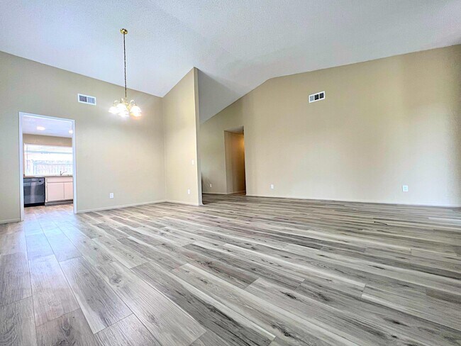 Building Photo - 2826 San Ramon Dr