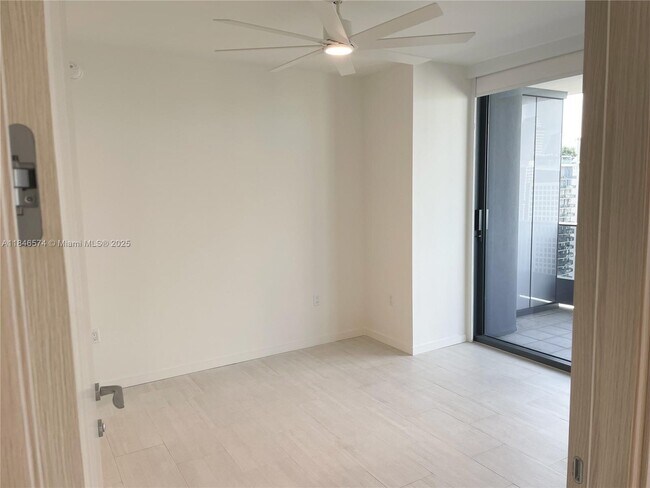 Building Photo - 1000 Brickell Plaza
