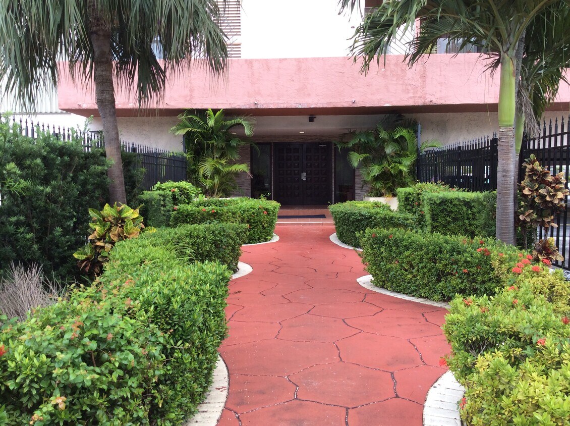 Foto principal - 1825 W 44th Pl