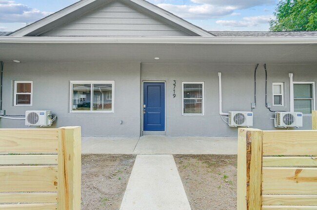 Interior Photo - 3719-3721 Kirkup Ave