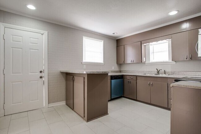 Foto del edificio - No App Fee. - Prelease by 10/25/24 and get...