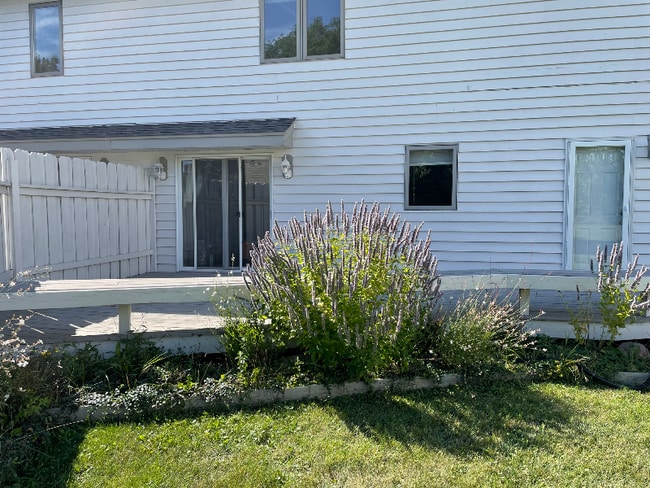 Building Photo - 560 Foxtail Dr