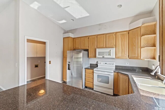 Kitchen Appliances - 1975 Putnam Dr
