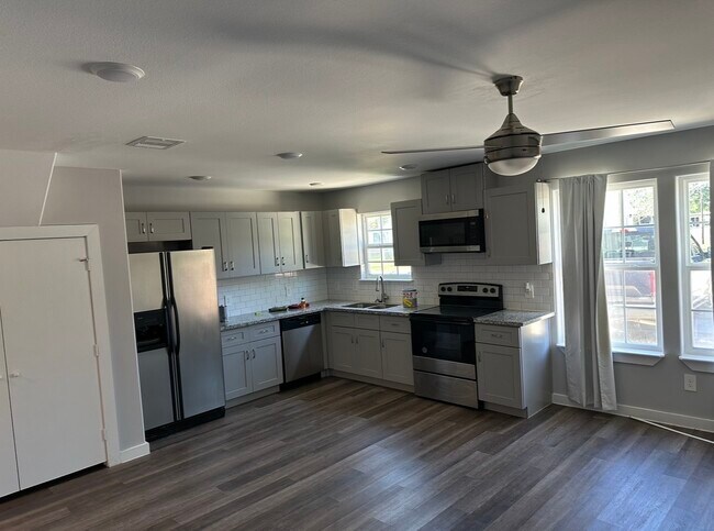 Foto del edificio - 8206 Furray Rd