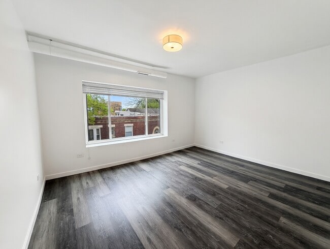 Building Photo - 1704 W Glenlake Ave