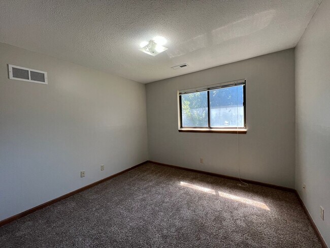Building Photo - 4 bed 2 bath Centrally Located - Near Aggieville! AVAILABLE NOW!