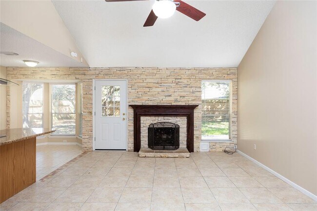 Building Photo - 811 Sierra Lake Dr