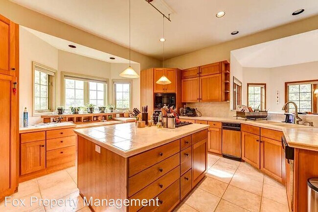 Building Photo - 4 br, 3.5 bath House - 6308 Reserve Drive