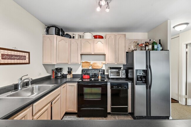 Building Photo - 1540 N La Salle Dr
