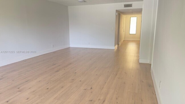 Foto del edificio - 325 Lakeview Dr