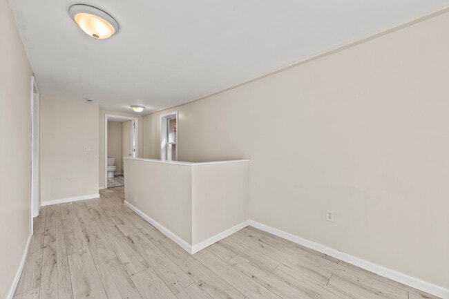 Building Photo - 16 School St