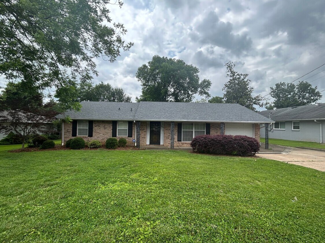 Primary Photo - 4-Bedroom Gem Near Downtown Huntsville – N...