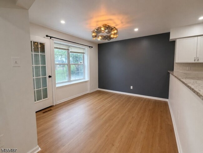 Foto del edificio - 121 Harrow Dr