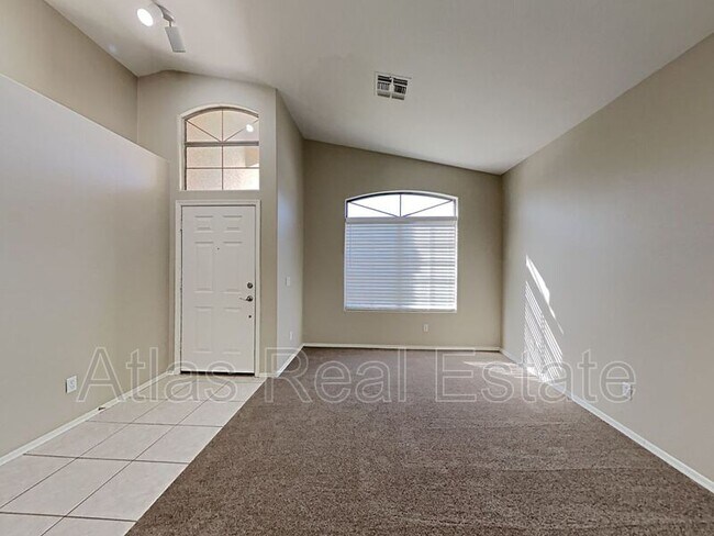 Building Photo - 1656 E Palomino Dr