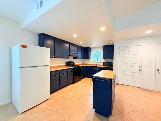 Building Photo - AVAILABLE NOW !! 2 Bedroom 2 Bathroom Home...