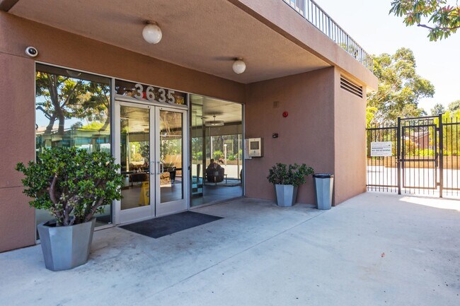 Foto del edificio - Expansive Hillcrest 3-Bedroom at Coral Tre...
