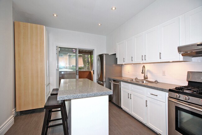 Building Photo - Leslieville- Entire House 3 Bedroom/1 Bath