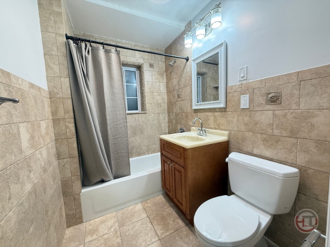 Building Photo - 1642 Williamsbridge Rd