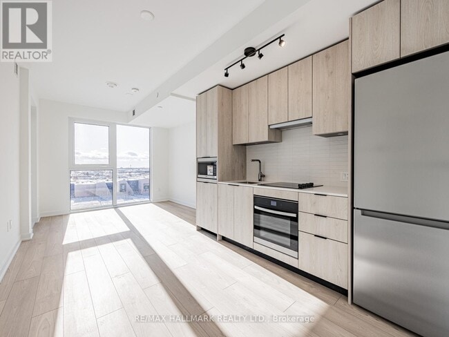 Building Photo - 1007 The Queensway