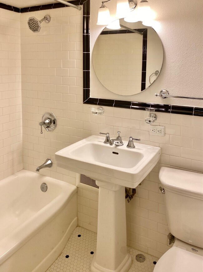 Full Bath - 1105 Spring St