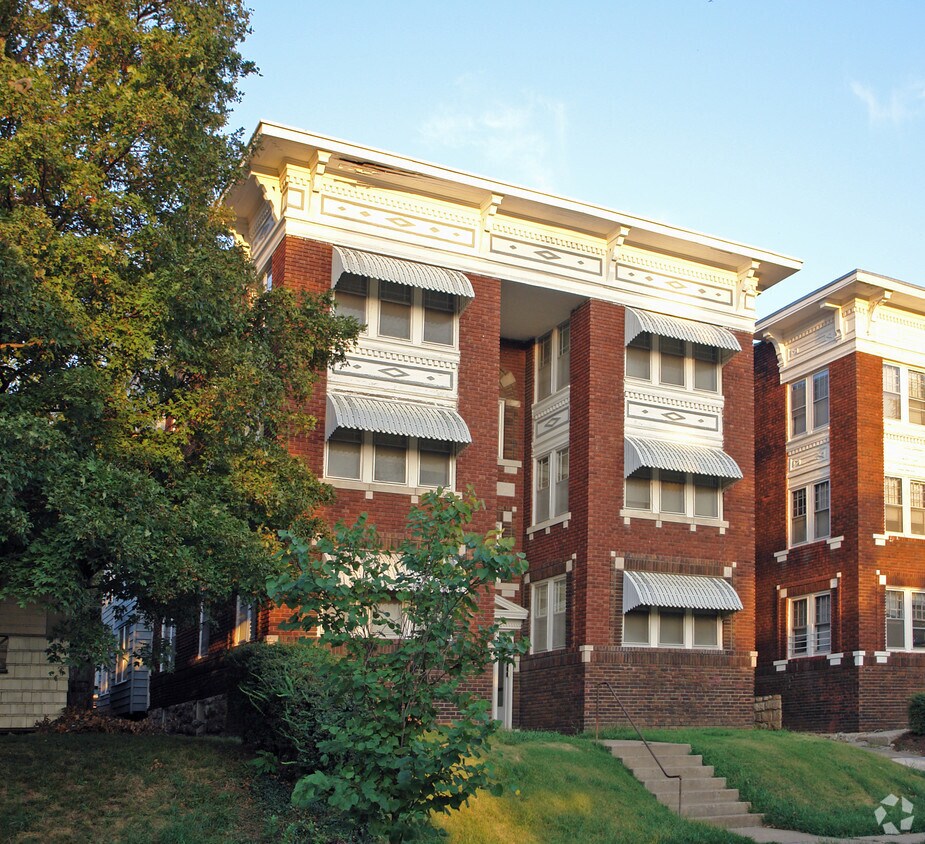 41174119 Walnut St, Kansas City, MO 64111 Apartments in Kansas City