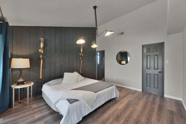 Foto del edificio - Fully Furnished Condo In Sought After Apri...