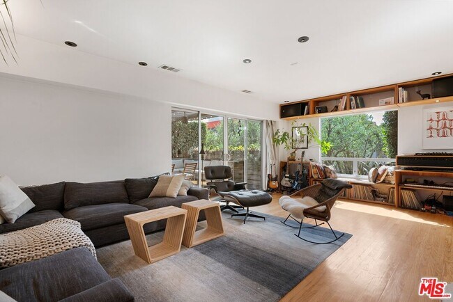 Foto del edificio - 1666 S Curson Ave