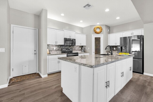 Building Photo - Stylish Home with Loft, Den, Great Room & ...