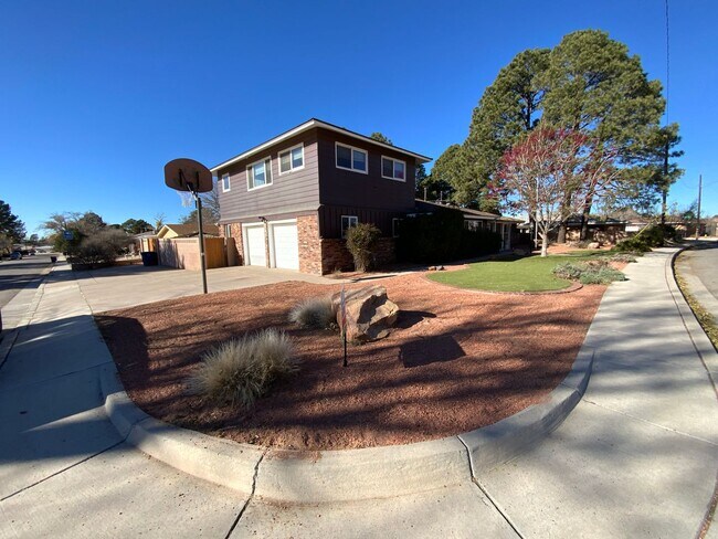 Foto del edificio - 5 Bedroom Home Available Near Wyoming Blvd NE & Comanche Rd NE!