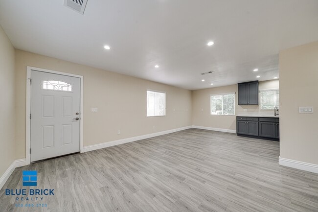 Foto del edificio - 2724-2724 Lanfranco St