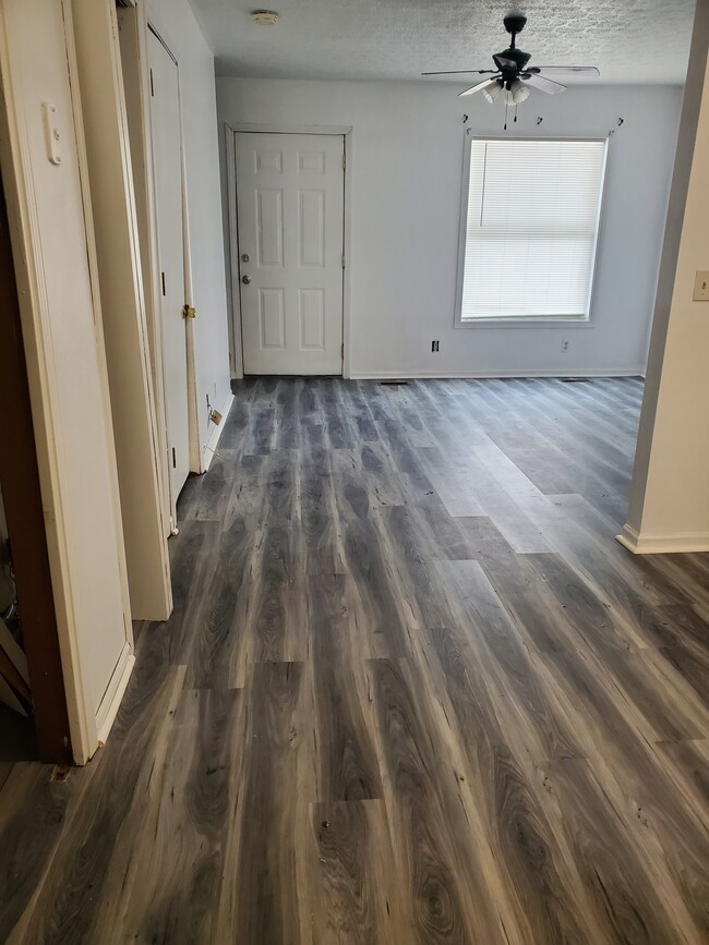 Foto del edificio - 2330 N Ridge Rd