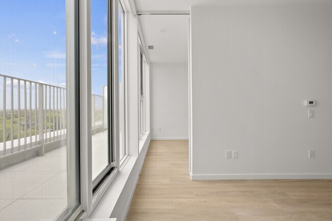 Building Photo - 689 The Queensway