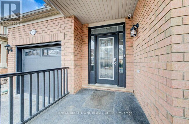 Building Photo - 923 McNeil Dr