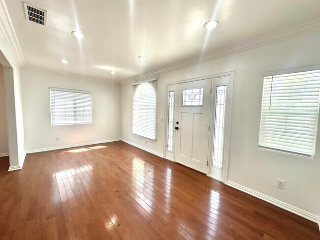Foto del edificio - 8026 Hinds Ave