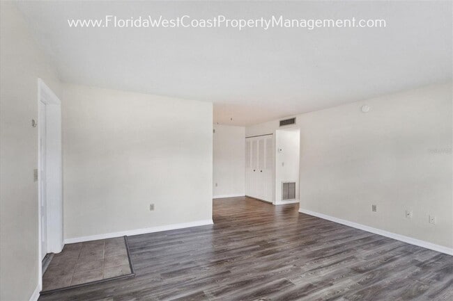 Building Photo - 1 BEDROOM CONDO! SUPER LOCATION TO SIESTA ...
