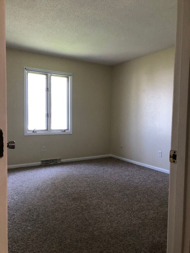 Building Photo - 2 Bedroom unit located in Maumee School Di...