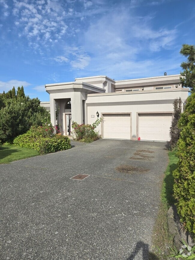 Building Photo - 8122 Coquitlam Pl