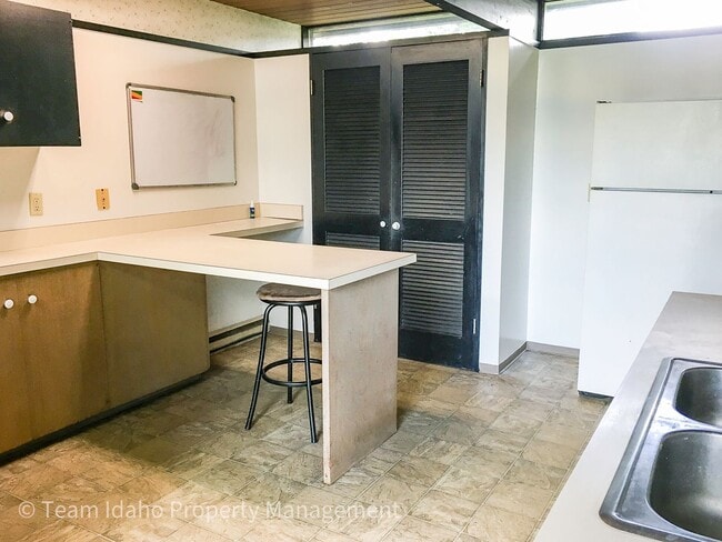 Building Photo - Taylor Ave Tri-Plex