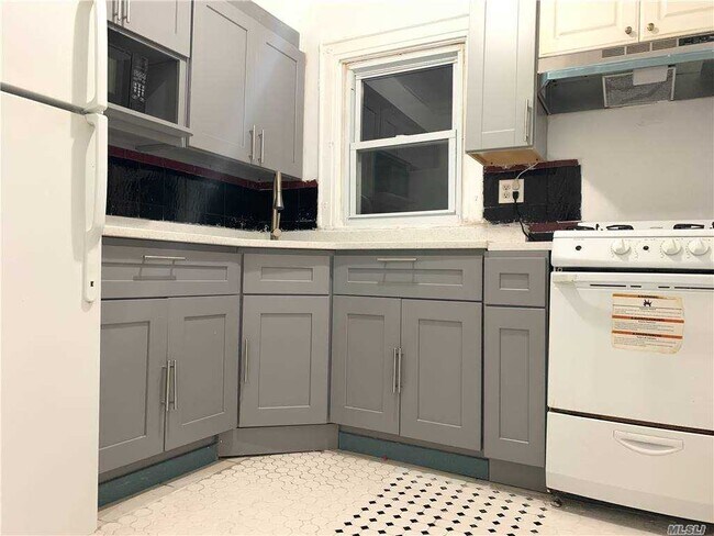 Building Photo - 162-28-162-75 75th Ave