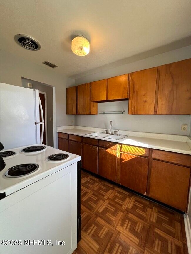 Foto del edificio - 8095 Lourdes Dr W