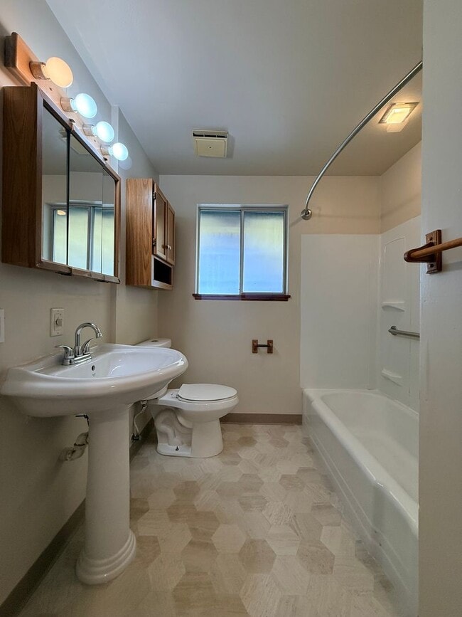 Building Photo - 3 bedroom 1.5 bath In North Tacoma!!!