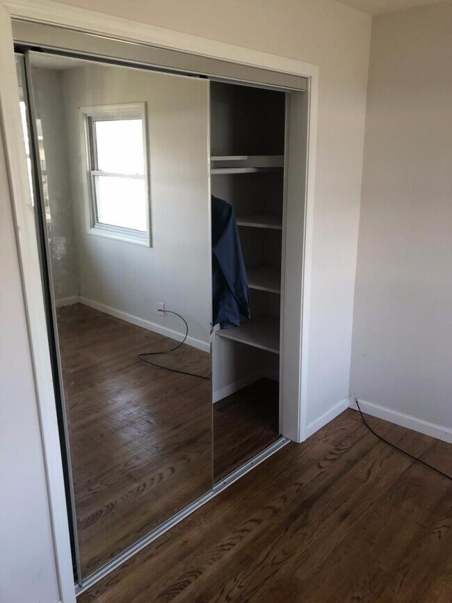Building Photo - 3 Bedroom, 2 Bath Single Family Home in Cl...