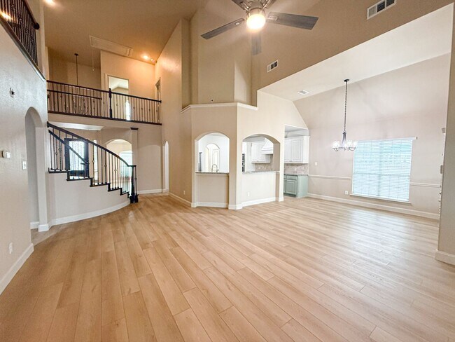 Building Photo - 600 Falcon Dr