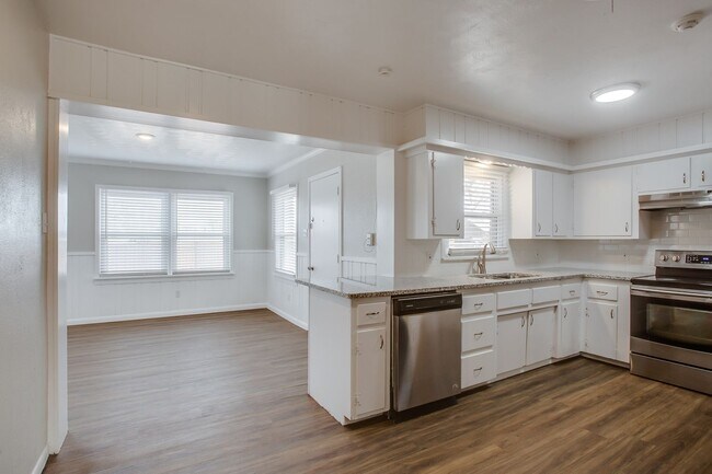 Building Photo - Spacious and Updated! First Month Free!