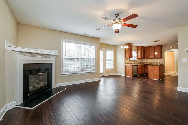 Foto del edificio - 601 Monterey Pine Dr