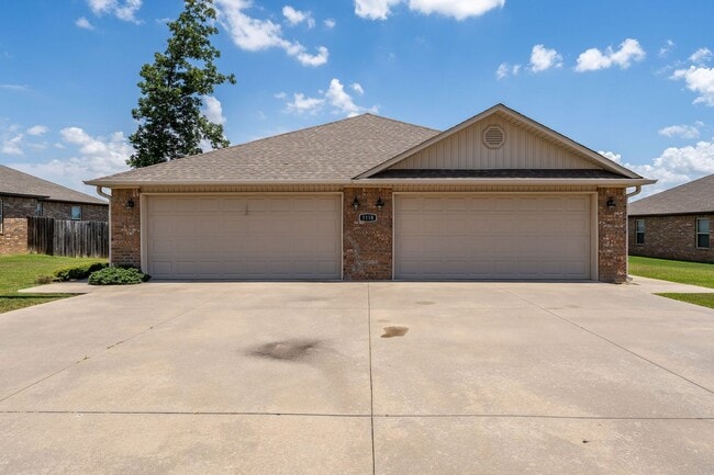 Building Photo - 1118 Springhill Rd