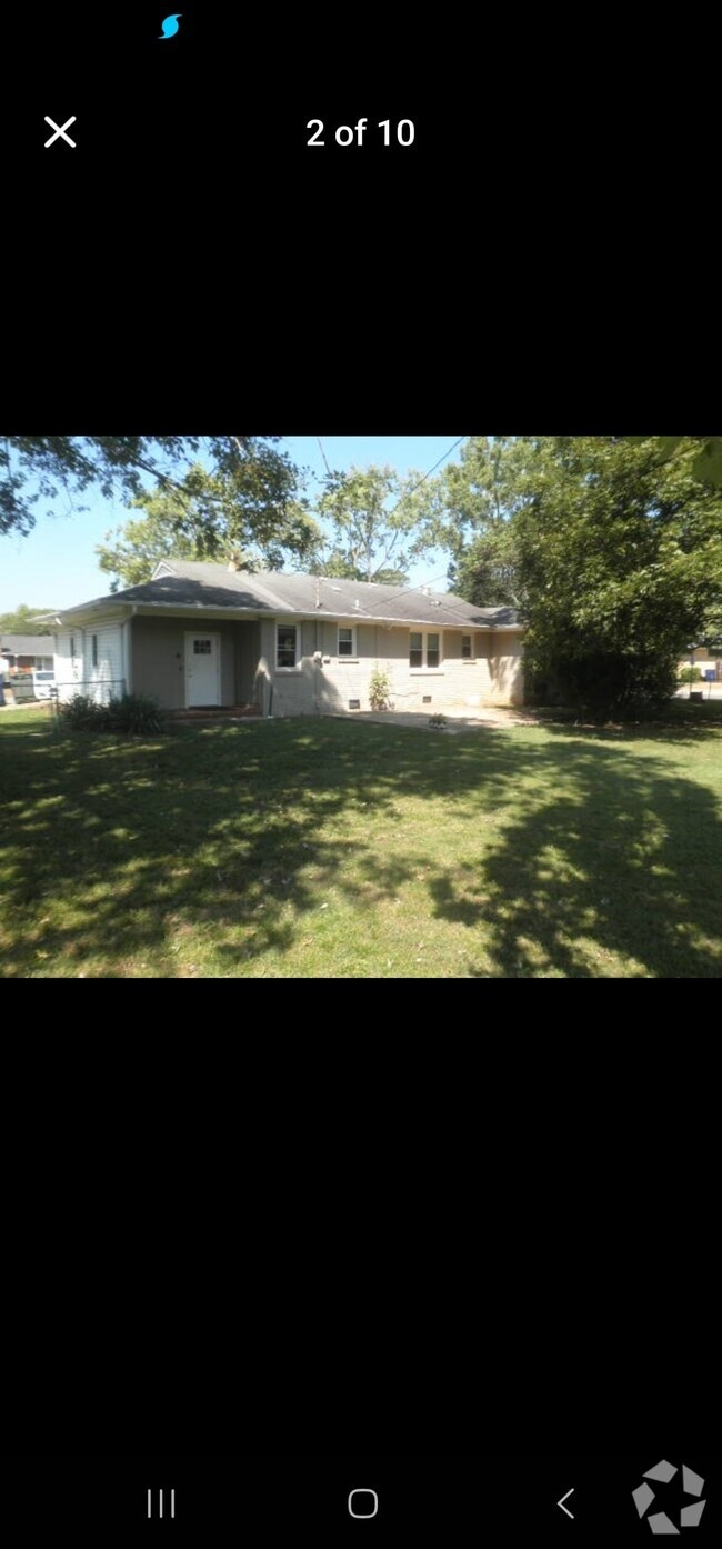 Building Photo - 824 Chambers Dr NE