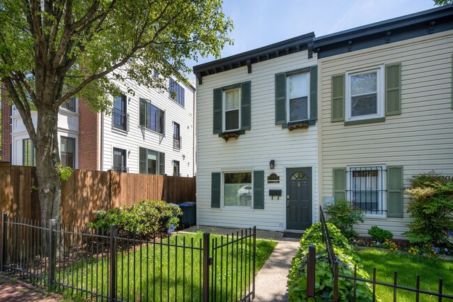 Building Photo - Available Now! 2 Bed 1.5 Bath Between Navy...