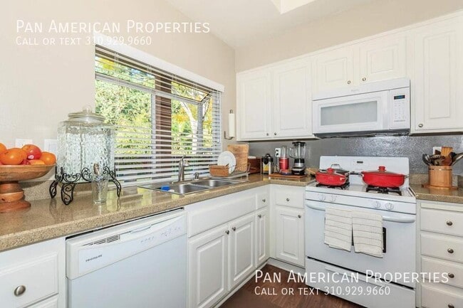 Building Photo - 26170 Laguna Ct