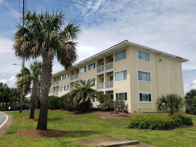 Foto del edificio - Walk to the Beach from this Ground Floor 1...